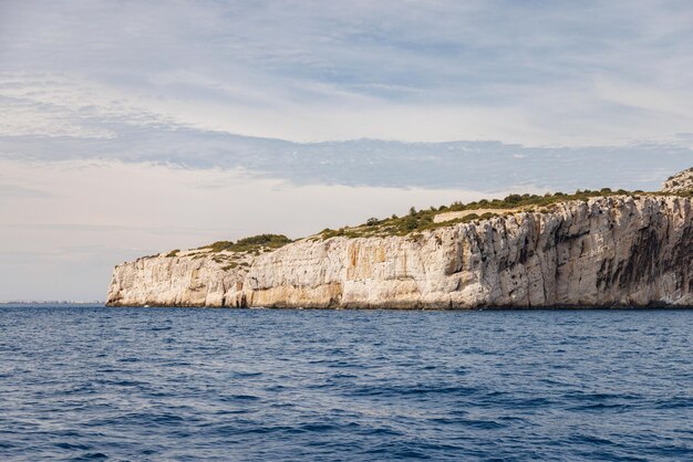 Photo une île dans la mer avec de hautes falaises.