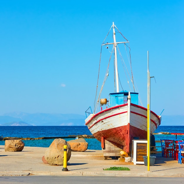 L'île d'Egine en Grèce. Vieux bateau de pêche sur la promenade le long de la mer