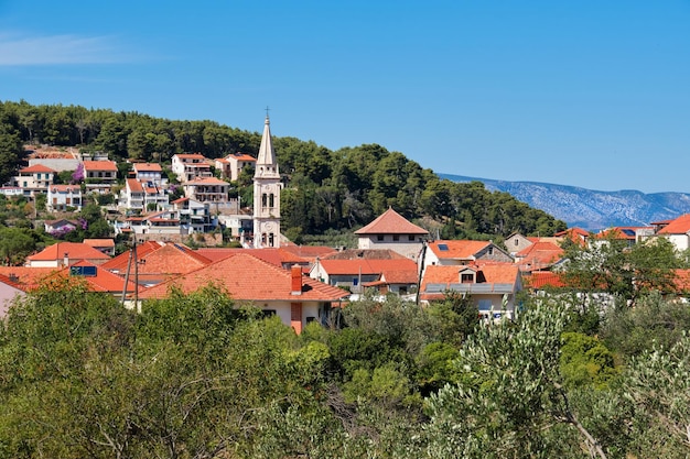 L'île de Jelsa Hvar en Croatie La vue panoramique de la journée d'été sur la ville de Jelsa