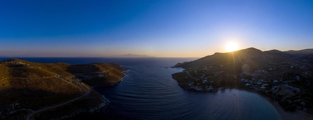 Photo l'île de kea tzia cyclades grèce panorama de la baie d'otzias au lever du soleil