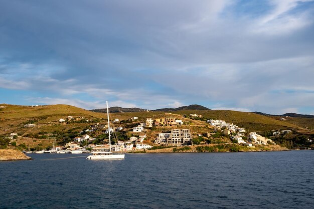 Photo l'île de kea tzia destination des vacances d'été grèce vourkari marina dans l'après-midi