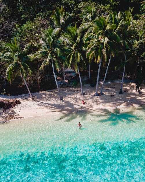 L'île de Koh Wai Trat en Thaïlande près de Koh Chang avec un bungalow en bambou sur la plage