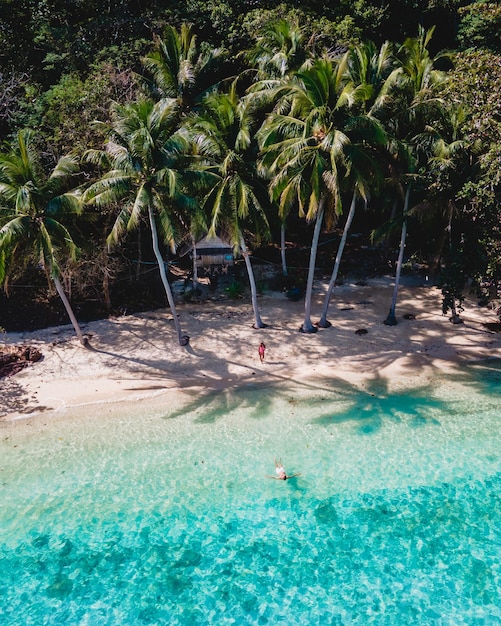 L'île de Koh Wai Trat en Thaïlande près de Koh Chang avec un bungalow en bambou sur la plage