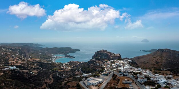 Photo l'île de kythira grèce vue aérienne par drone de kythera chora et de la côte de la baie jumelle de kapsali