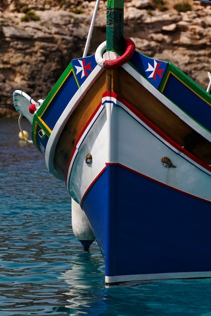 L'île de Malte, bateau de pêche typiquement maltais dans le lagon bleu de Comino