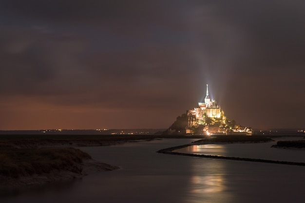 Ile de marée panoramique classique du Mont Saint-Michel dans une belle nuit, Normandie, France