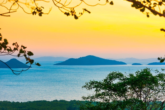 Photo Île de montagne sur la mer au coucher du soleil