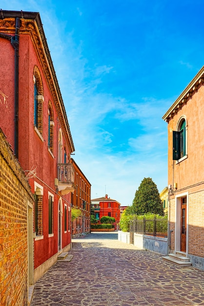 Photo une île de murano près de venise.