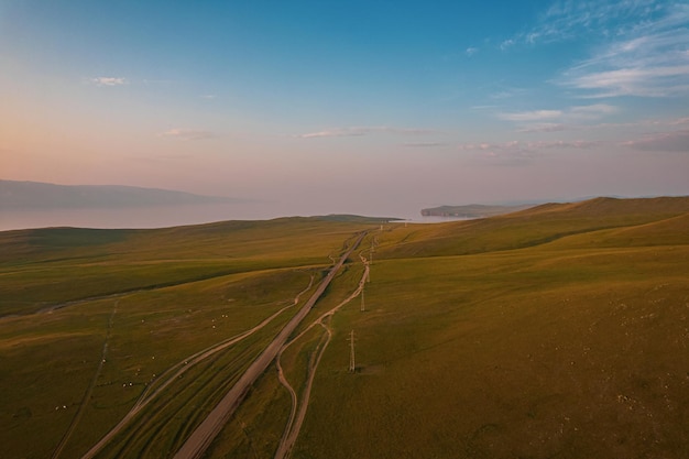 L'île d'Olkhon au lever du soleil, la plus grande île du lac Baïkal en Sibérie orientale. Rocher de Shamanka sur le lac Baïkal près de Khuzhir à l'île d'Olkhon en Sibérie, Russie.