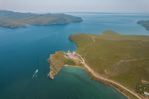 L'île d'Olkhon est située dans le parc national du Baïkal et considérée à juste titre comme l'un des plus beaux endroits du Baïkal.