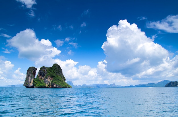 île par temps nuageux