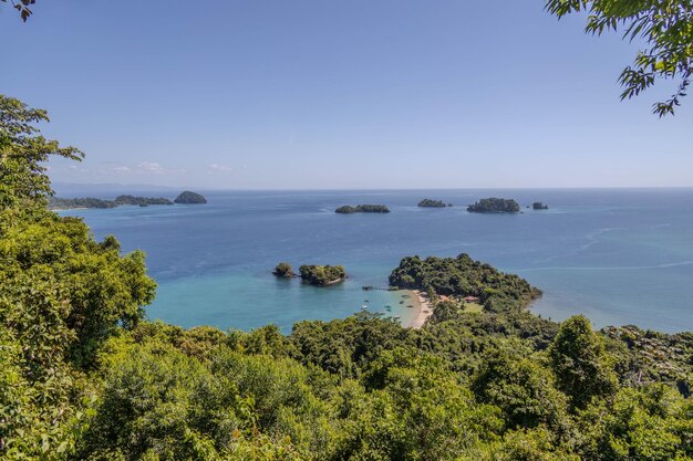 une île paradisiaque avec de petits bateaux sur la plage