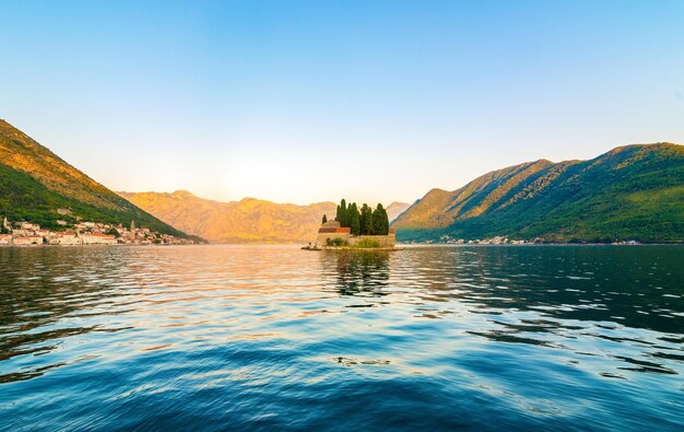 L'île près de la ville de Perast