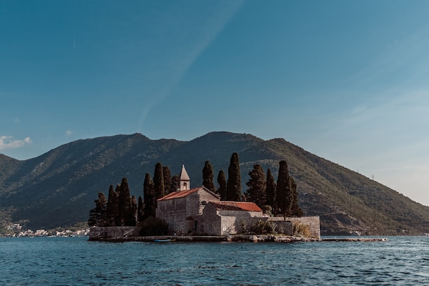 Ile proche du village de Perast. Monténégro