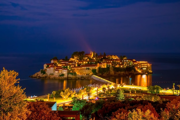 L&#39;île romantique de Sveti Stefan brille dans la nuit avec le clair de lune
