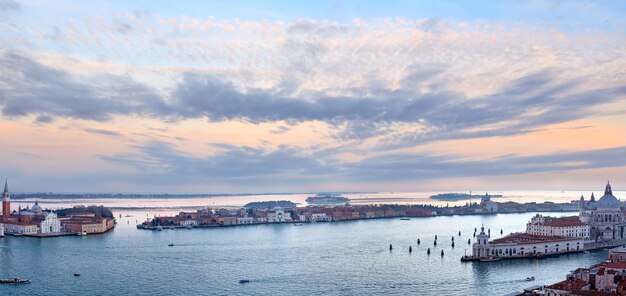 L'île de San Giorgio Maggiore. Vue du coucher de soleil sur la ville de Venise en Italie avec un ciel pittoresque rose