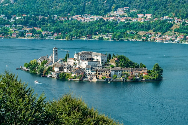 L'île de San Giulio est une île du lac d'Orta dans le Piémont avec un monastère bénédictin
