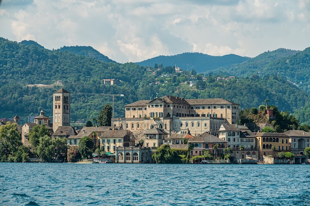 L'île de San Giulio est une île du lac d'Orta dans le Piémont avec un monastère bénédictin