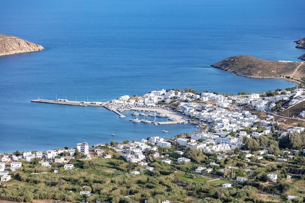 Photo Île de serifos en grèce cyclades vue aérienne du port et de la ville de livadi jour d'été ensoleillé