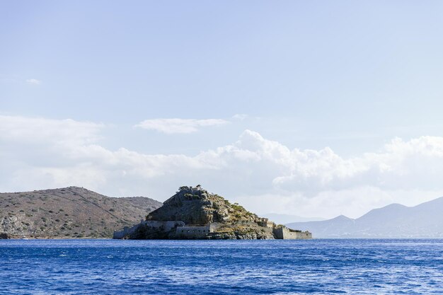 L'île de Spinalonga le 10 octobre 2016 sur fond de ciel bleu et de montagnes