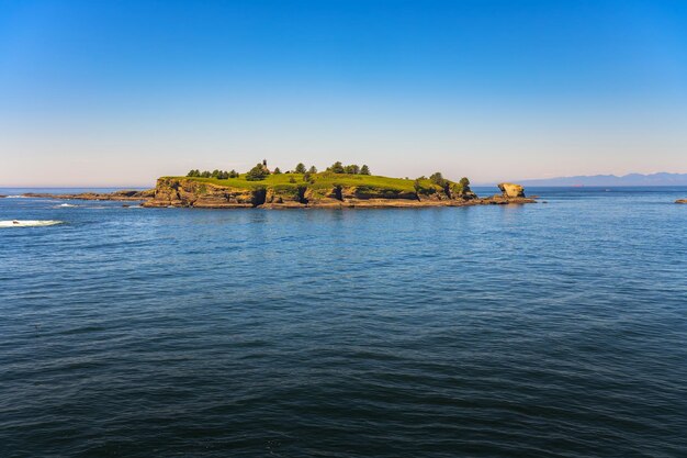 Photo l'île de tatoosh depuis le pont d'observation de cape flattery dans l'état de washington aux états-unis