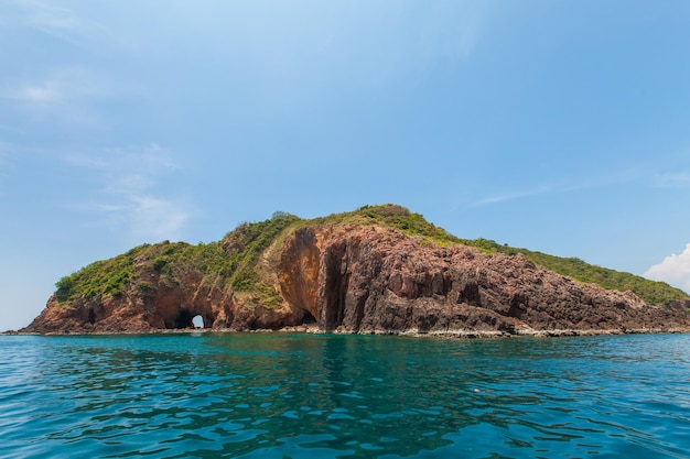 île tropicale avec ciel bleu dans le golfe de thaïlande