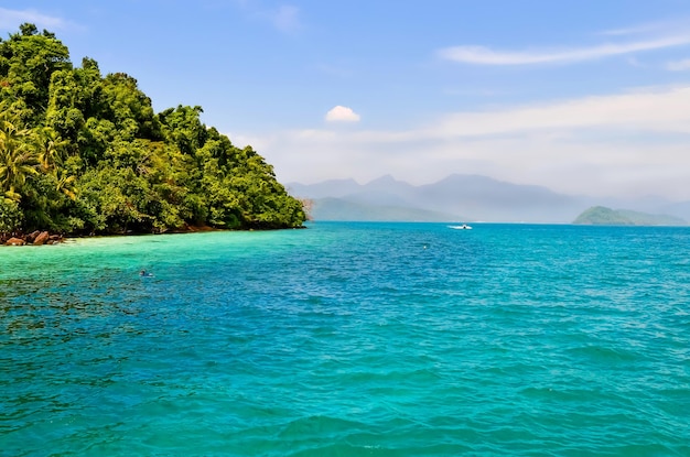 Une île tropicale avec une mer bizyuzovym La plongée en apnée est la plage touristique Hors-bord au large de la côte Thaïlande Asie Excursion autour des îles