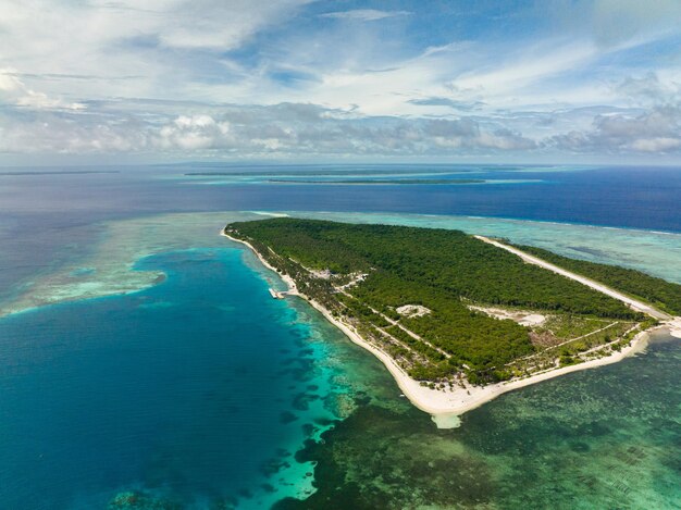 Photo une île tropicale avec une plage de sable