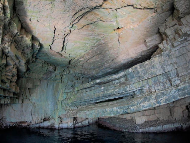 Île de Vis Croatie eau turquoise et falaise rocheuse eau de mer claire et transparente pendant une belle journée d'été