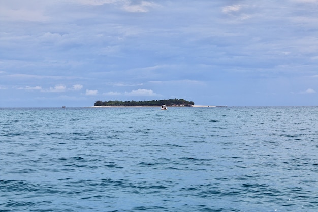 L'île de Zanzibar dans l'océan Indien en Tanzanie