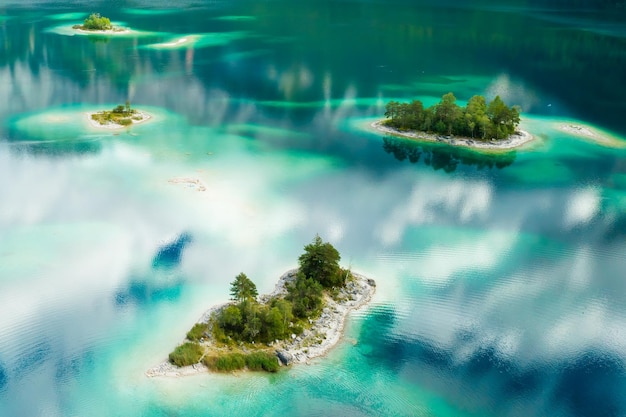 Des îles étonnantes avec des arbres sur un lac à l'eau turquoise et à la réflexion des nuages