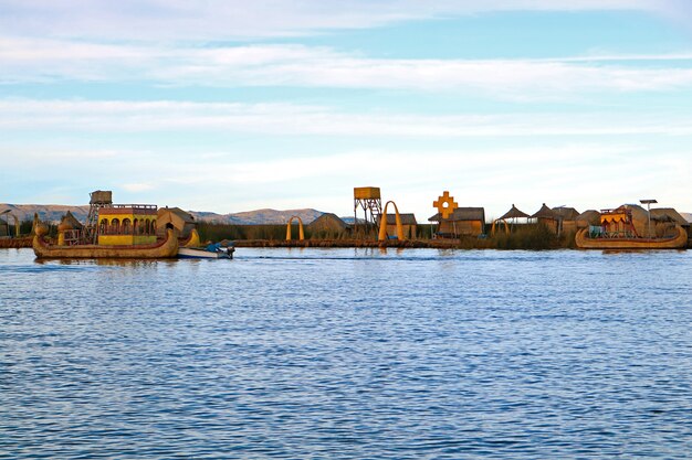 Les îles Flottantes D'uros Et Les Bateaux Traditionnels Totora Reed Sur Le Lac Titicaca