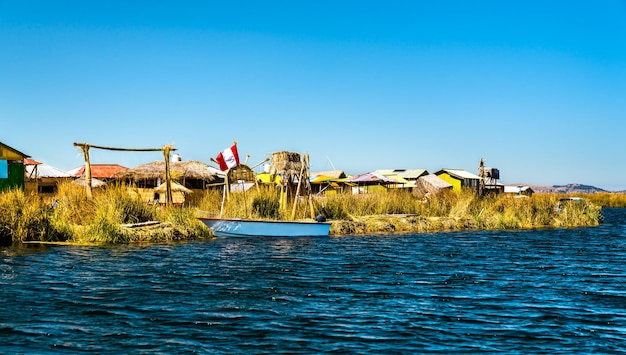 Les îles Flottantes Des Uros Sur Le Lac Titicaca Au Pérou