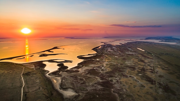 Photo Îles inhabituelles sur le lac sivash, vue de dessus, caméra drone