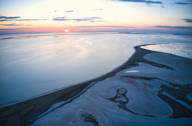 Des îles insolites sur un lac brillant