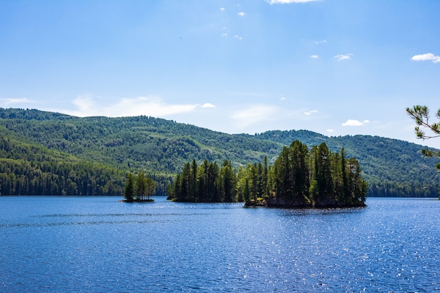 Îles sur le lac Tagasuk. Russie