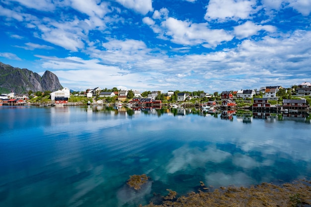 Les îles Lofoten sont un archipel du comté de Nordland, en Norvège. Est connue pour un paysage distinctif avec des montagnes et des sommets spectaculaires, une mer ouverte et des baies abritées, des plages et des terres intactes.