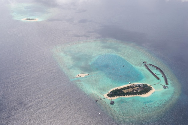 Les îles maldiviennes vues du ciel dans une mer spectaculaire