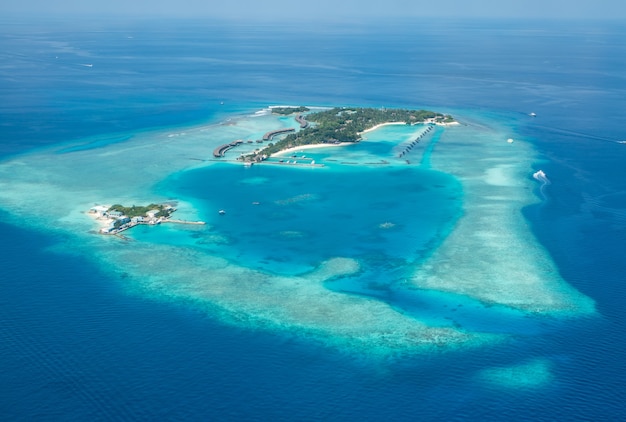 Les îles tropicales et les atolls aux Maldives de vue aérienne.