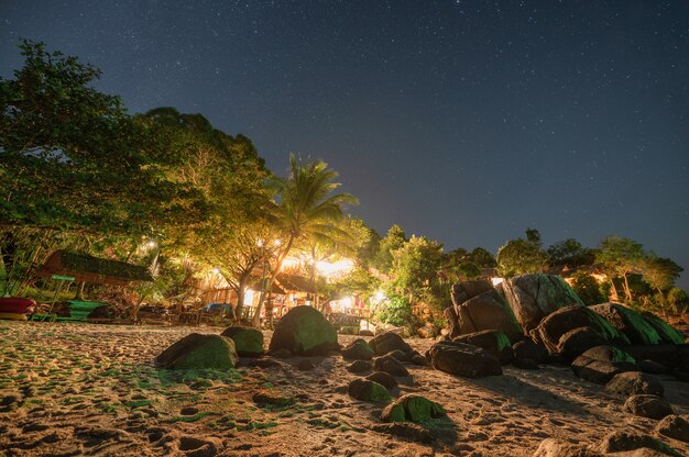 Illumination du complexe sur la plage avec des étoiles