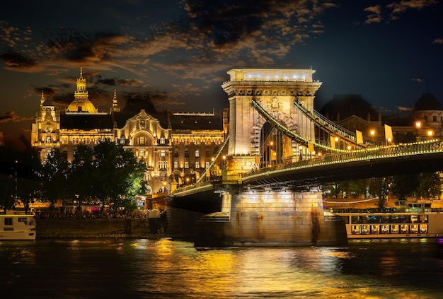 Illumination du Pont des Chaînes à Budapest le soir nuageux