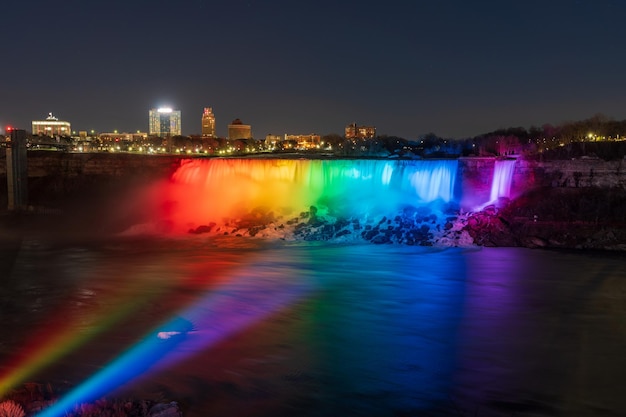 Illumination hivernale des chutes américaines des chutes du Niagara pendant la nuit