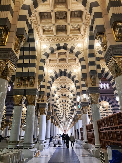 Photo illumination intérieure embrassant la spiritualité de masjid nabawi