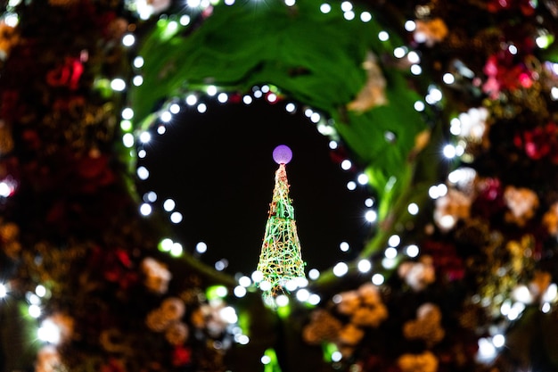 L'illumination originale de Noël la nuit dans la ville espagnole de Saragosse