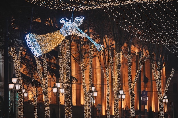 Illuminations décoratives de Noël dans la rue de nuit