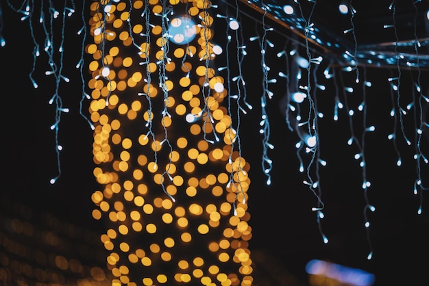 Illuminations décoratives de Noël dans la rue de nuit