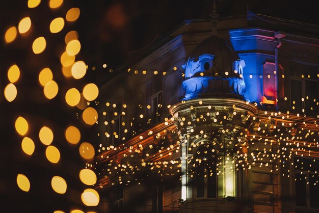 Illuminations décoratives de Noël dans la rue de nuit