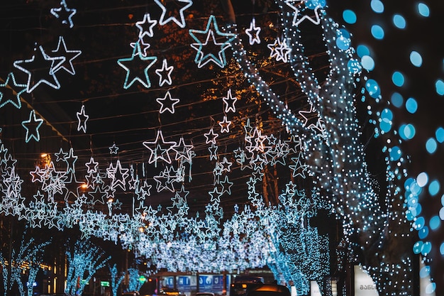 Illuminations décoratives de Noël dans la rue de nuit