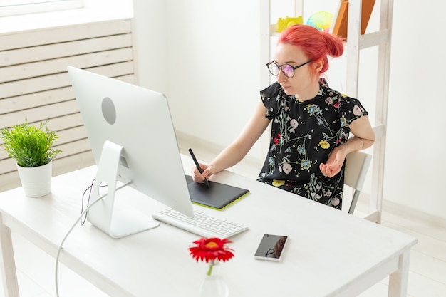 Illustrateur, créatif, concept de design web - graphiste femme aux cheveux rouges au travail