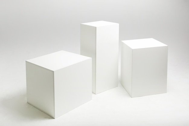 Illustration 3D de cubes blancs et de parallélépipèdes sur cyclorama dans un studio photo moderne